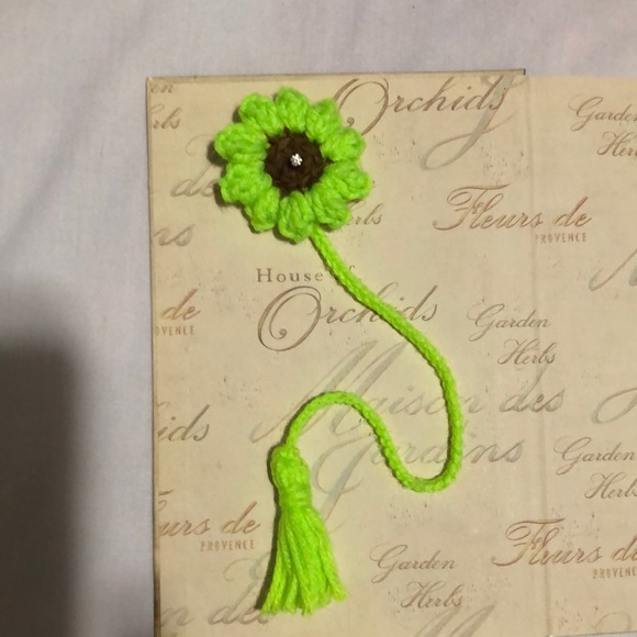 Flower Crochet Bookmark - Picture 1 of 3